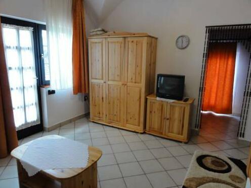 Magyar Apartmanhazak I-III - Photo4