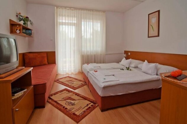 Napfeny Hotel - Photo2