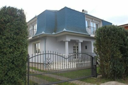 Orwa apartmanok - Fenyofa koz