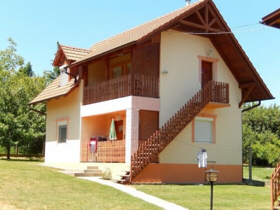 Zsuzsanna Apartmanhaz - Photo2