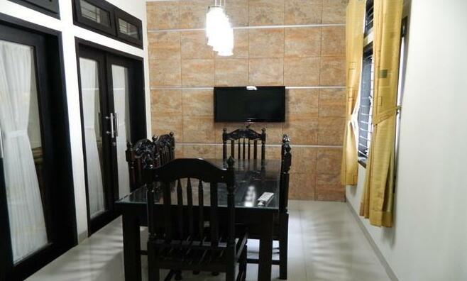 Full 3 Bedroom house in Bandung - Photo3
