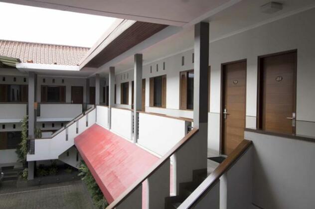 RedDoorz Near BTC - Photo3