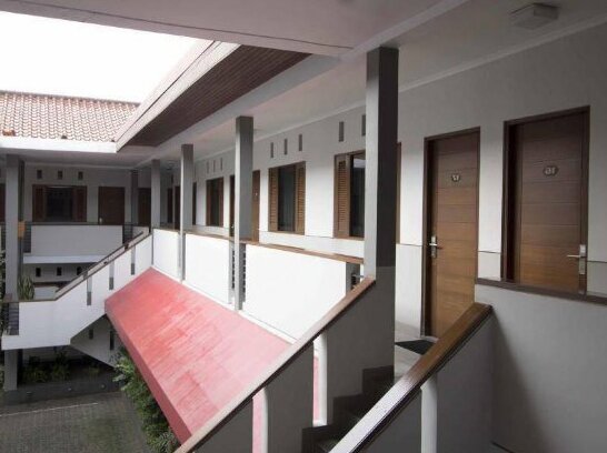 RedDoorz Near BTC - Photo4