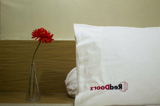 RedDoorz near Hyperpoint Pasteur - Photo3
