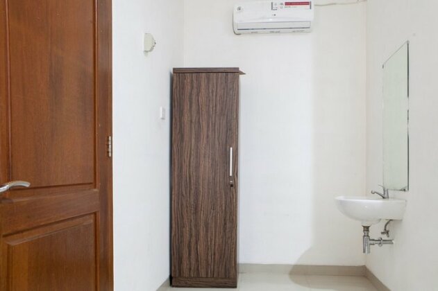 RedDoorz near Tegalega Park - Photo3