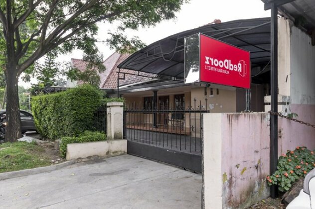 RedDoorz Plus near Riau Street 2