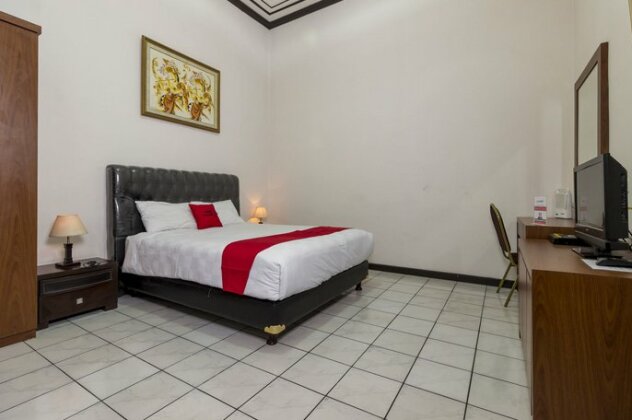 RedDoorz Plus near Riau Street 2 - Photo2