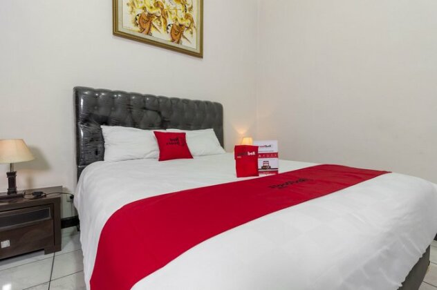 RedDoorz Plus near Riau Street 2 - Photo3