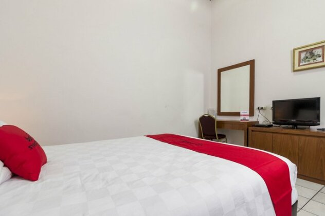 RedDoorz Plus near Riau Street 2 - Photo5