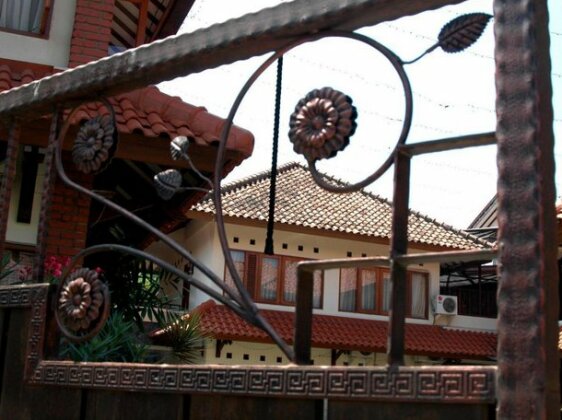 Wisma Puri Larasati Hotel - Photo2