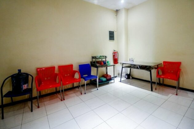 RedDoorz Pasar Tarapung Siring - Photo3