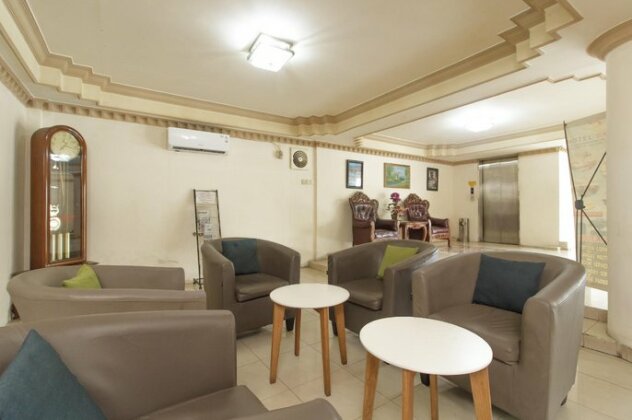 RedDoorz Plus near Taman Siring - Photo2