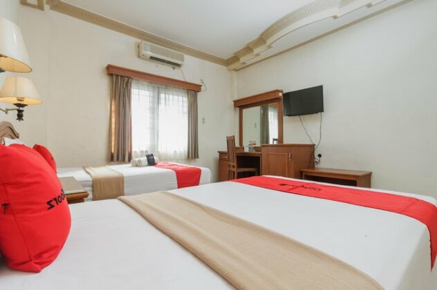 RedDoorz Plus near Taman Siring - Photo3