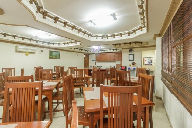 RedDoorz Plus near Taman Siring - Photo4
