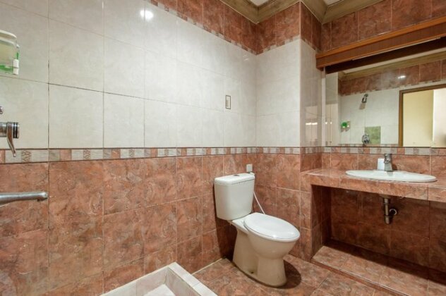 RedDoorz Plus near Taman Siring - Photo5