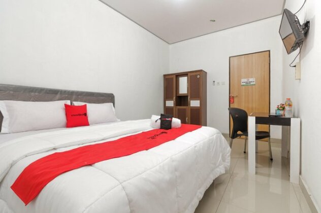 RedDoorz Syariah near RSU Suaka Insan - Photo2