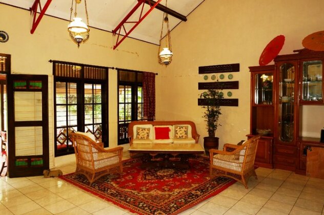 OYO 604 Cemara's Residence - Photo5