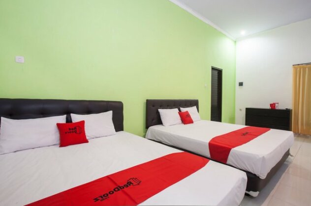 RedDoorz Plus @ Raya Sengkaling - Photo3