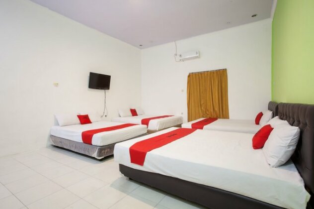 RedDoorz Plus @ Raya Sengkaling - Photo4