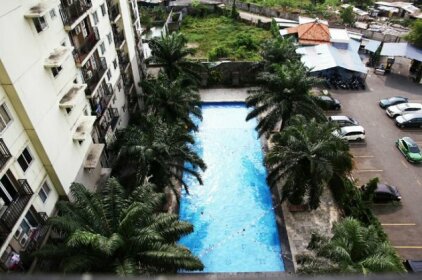 Pool View 2BR Mutiara Bekasi Apartment By Travelio