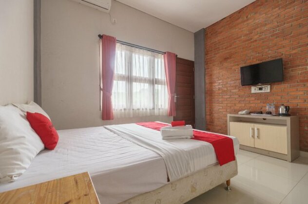 RedDoorz Plus @ Lodaya Gunung Geulis Puncak - Photo4