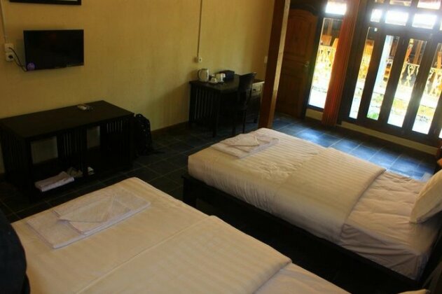 Senthong Asri Hotel and Resto - Photo4