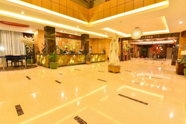 Grand Rocky Hotel Bukittinggi - Photo4
