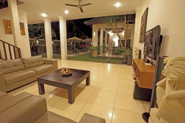 Echo Beach Villa and Apartment - Photo2