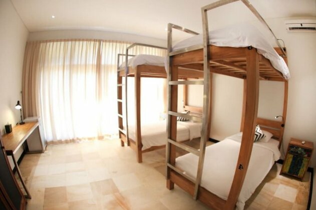 Wave House - Surf Camp - Photo5