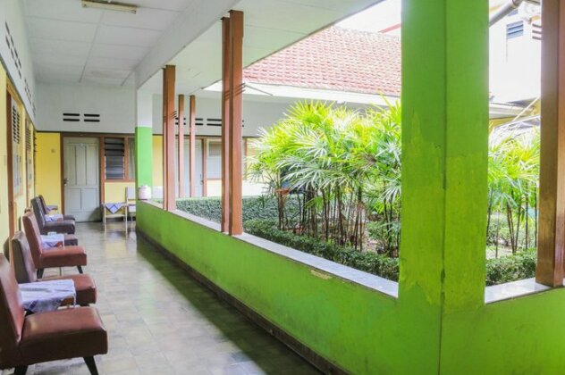 SPOT ON 1708 Hotel Budi Famili 1 - Photo2