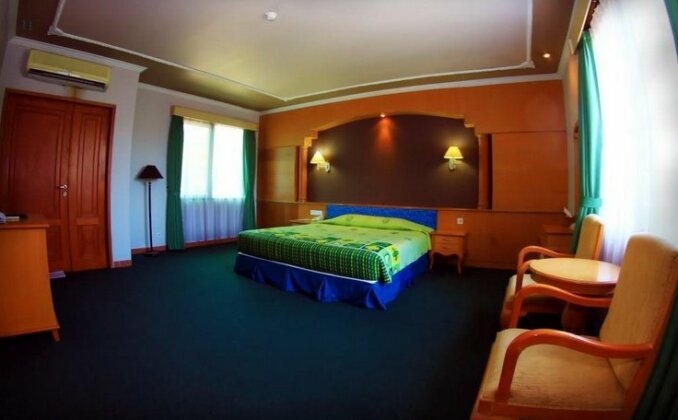 Zamrud Hotel & Convention Hall - Photo2