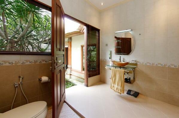 Luxury 3 Bedroom Villa in Batu Bulan - Photo4