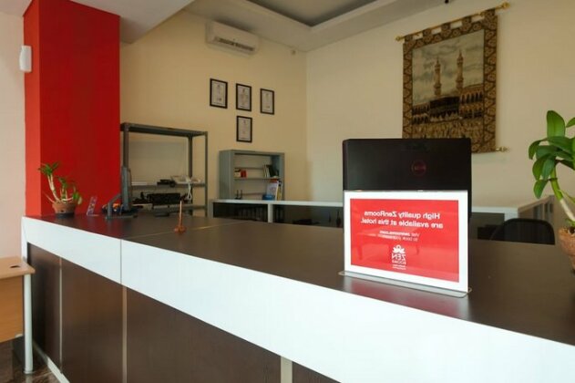 ZEN Rooms Kuta Puri Demak - Photo5