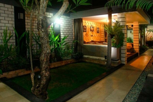Rumah Putih Abu Abu - Photo2