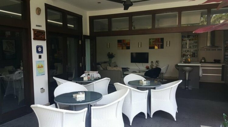 Rumah Putih Abu Abu - Photo4