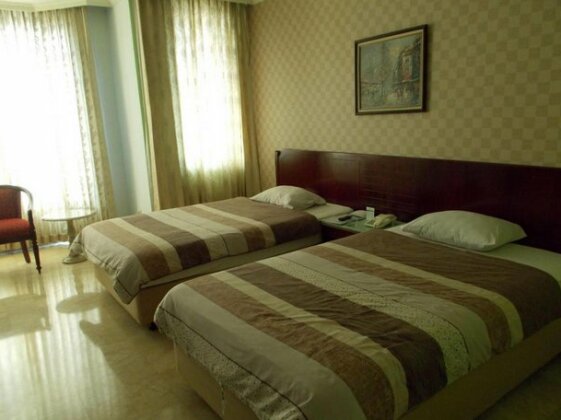Alpine Hotel Jakarta - Photo3