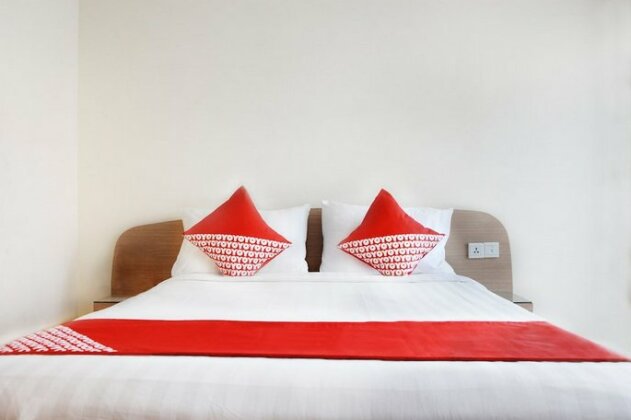 Capital O Business Hotel - Photo2