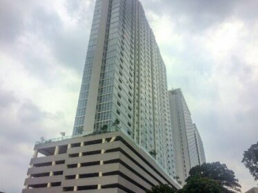 Comfort and Cozy Studio at Menteng Park Apartment By Travelio