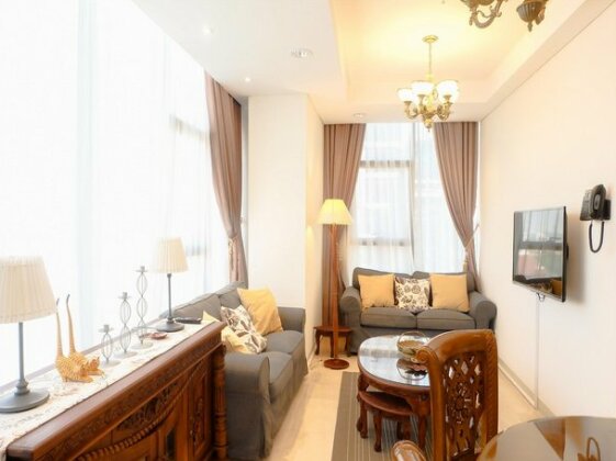 Comfy 2BR L'Avenue Apartment By Travelio - Photo2