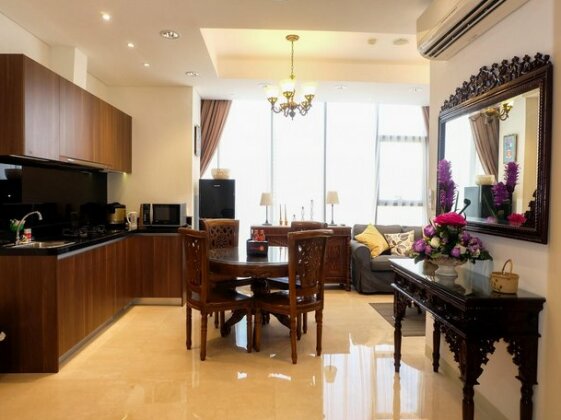 Comfy 2BR L'Avenue Apartment By Travelio - Photo3