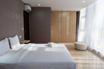 Luxury 2BR L'Avenue Apartment By Travelio