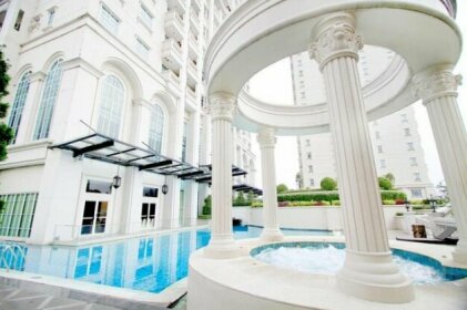 Luxury 2BR The Bellezza Apartment with City View By Travelio