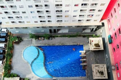 Modern 1BR Apartment @ Green Pramuka By Travelio