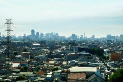 Pool View 2BR Apartemen Green Pramuka By Travelio