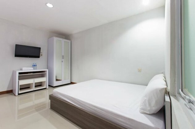 RedDoorz @ Cideng - Photo5