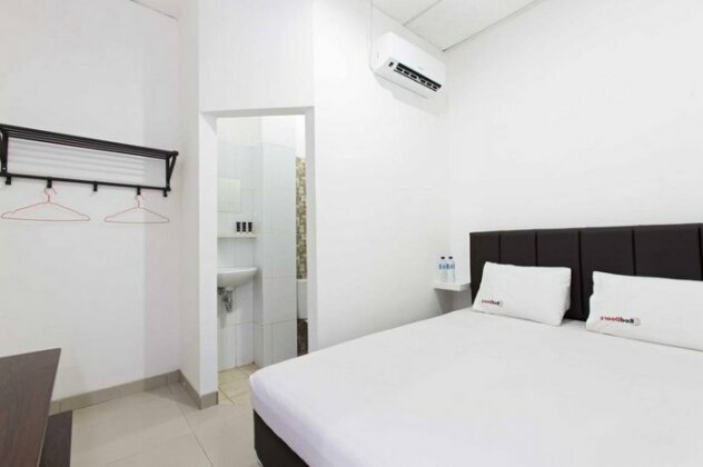 RedDoorz @ Kemanggisan - Photo3