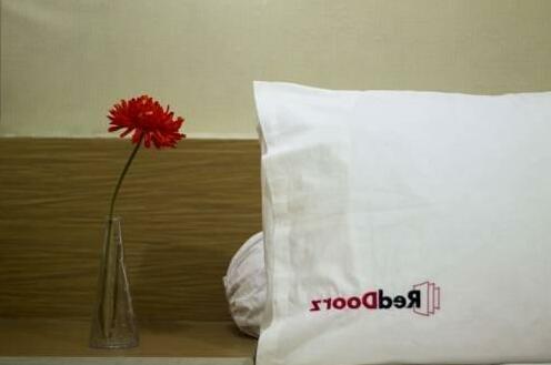 RedDoorz Near Atrium Senen - Photo5