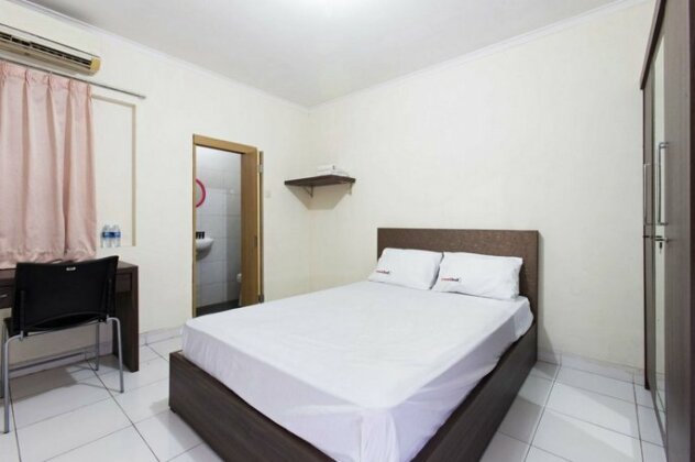 RedDoorz near Harmoni - Photo2