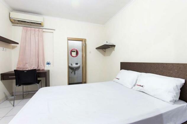RedDoorz near Harmoni - Photo4