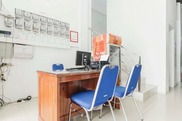 RedDoorz near Hayam Wuruk - Photo3